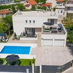 Five Bedroom With Private Pool Villa Dicmo