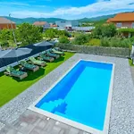 Five Bedroom With Private Pool
