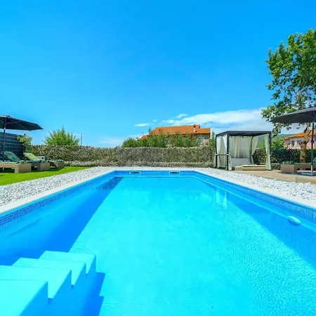Five Bedroom With Private Pool