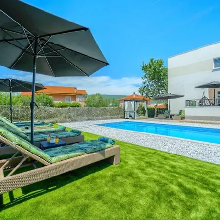 Five Bedroom With Private Pool *