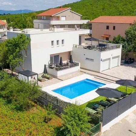 Five Bedroom With Private Pool Villa Dicmo