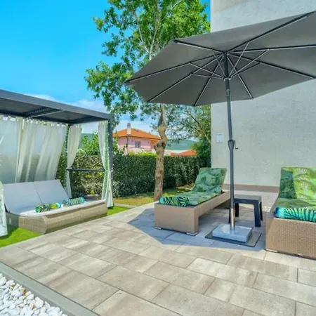 Five Bedroom With Private Pool *