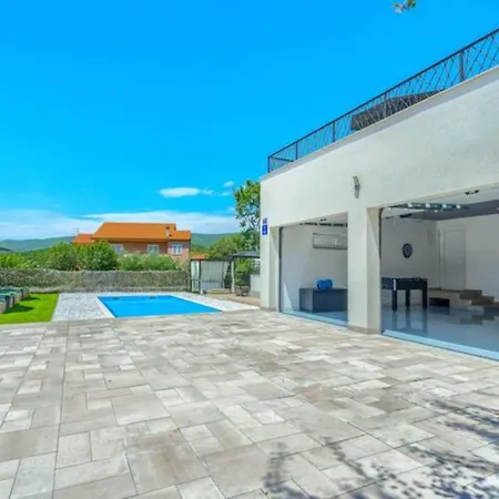 Five Bedroom With Private Pool *