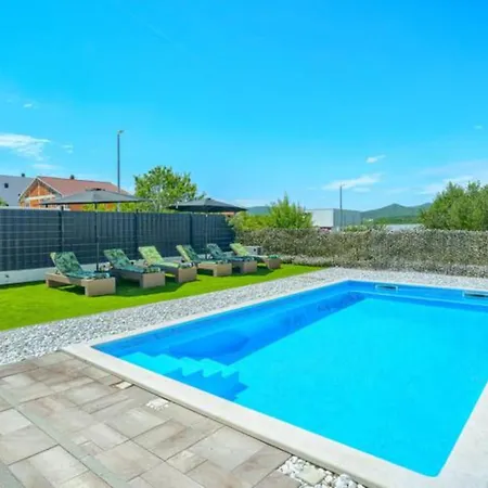 Five Bedroom With Private Pool