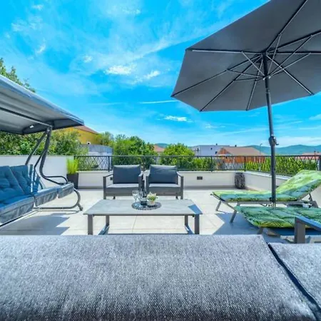 Five Bedroom With Private Pool *