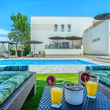 Five Bedroom With Private Pool فيلة *