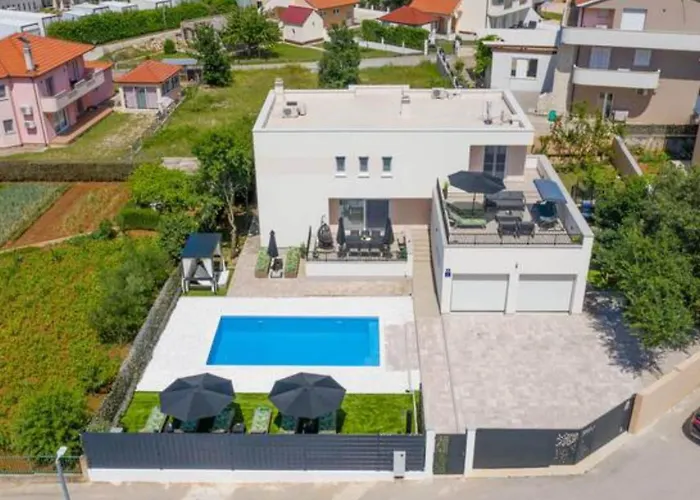 Five Bedroom With Private Pool