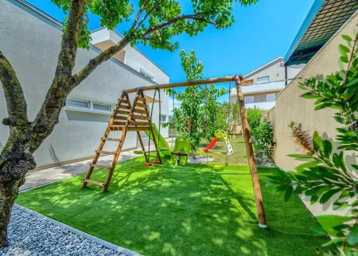 Five Bedroom With Private Pool Villa Dicmo