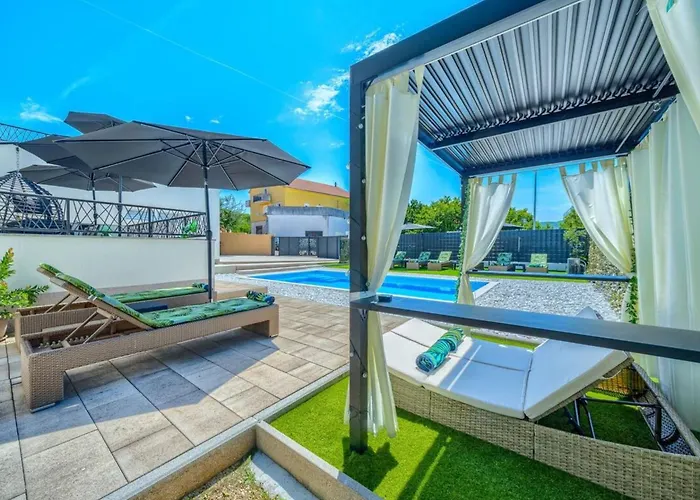Five Bedroom With Private Pool Villa *