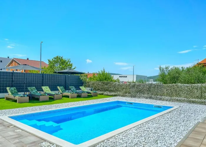 Villa Five Bedroom With Private Pool Dicmo