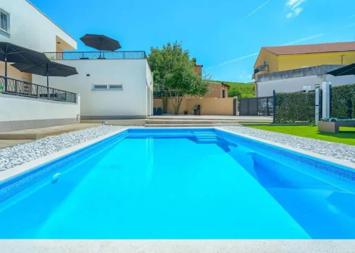Villa Five Bedroom With Private Pool Dicmo