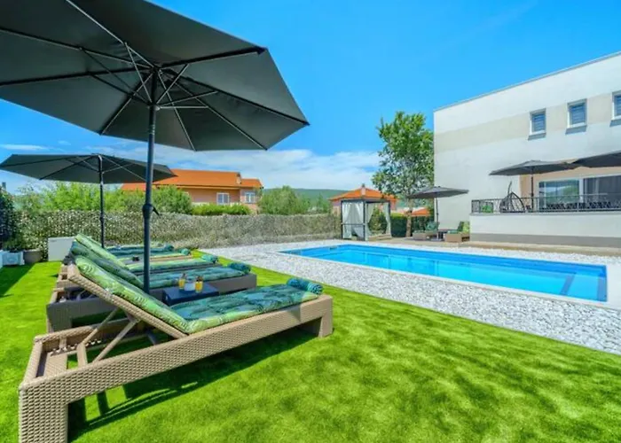 Five Bedroom With Private Pool *
