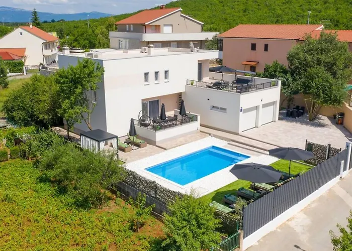 Five Bedroom With Private Pool Villa Dicmo