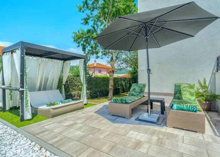 Five Bedroom With Private Pool *