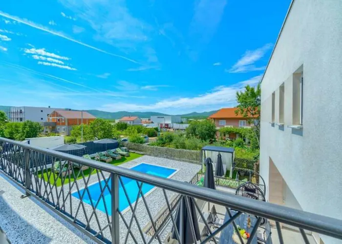 Villa Five Bedroom With Private Pool Dicmo