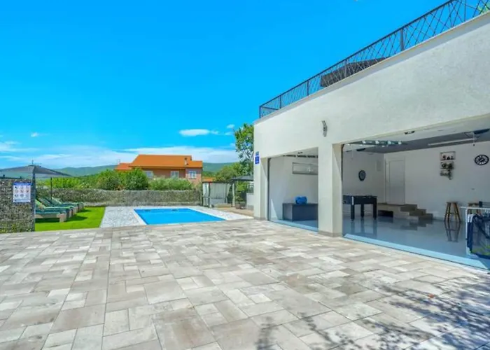 Five Bedroom With Private Pool *