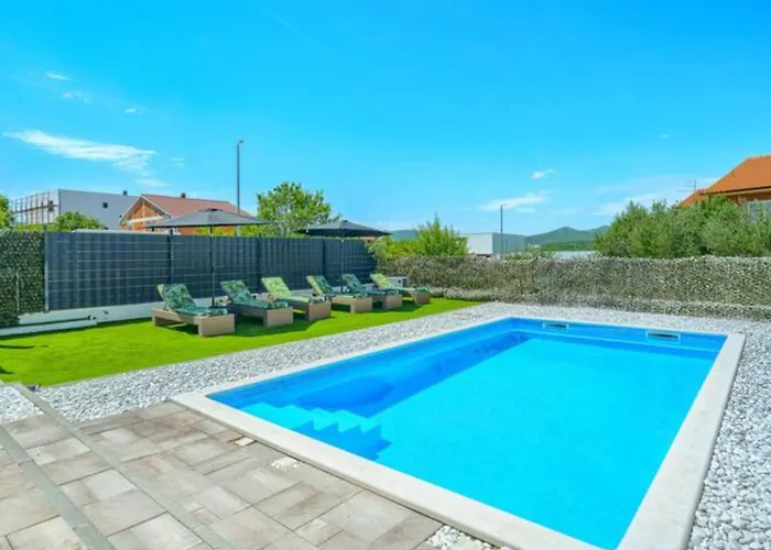 Five Bedroom With Private Pool