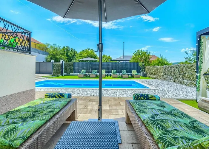 Five Bedroom With Private Pool Villa *