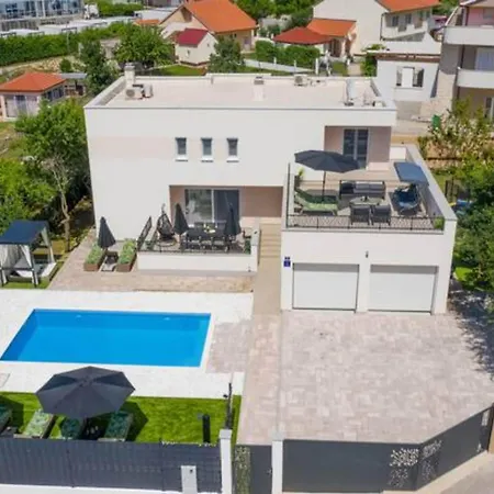 Five Bedroom With Private Pool Villa Dicmo