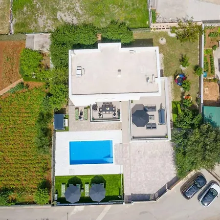 Five Bedroom With Private Pool Villa Dicmo