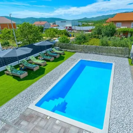Five Bedroom With Private Pool