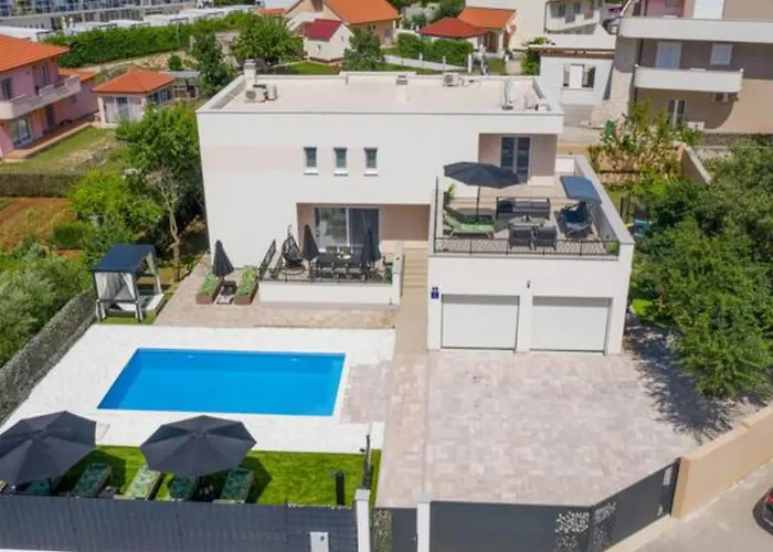 Five Bedroom With Private Pool Villa Dicmo