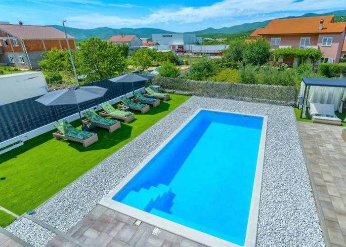 Five Bedroom With Private Pool