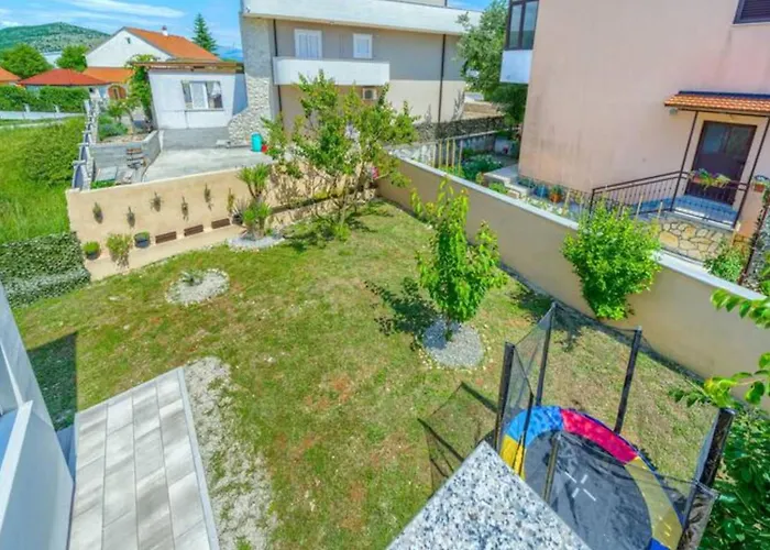 Five Bedroom With Private Pool Villa *