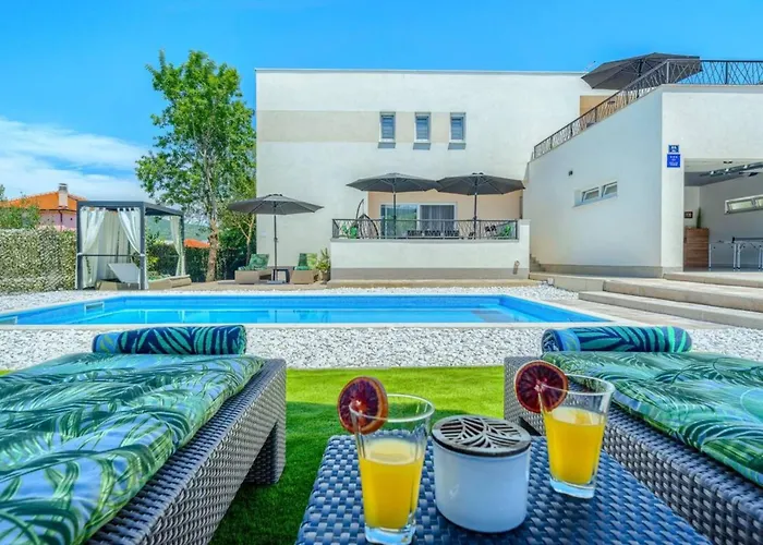 Five Bedroom With Private Pool Villa *